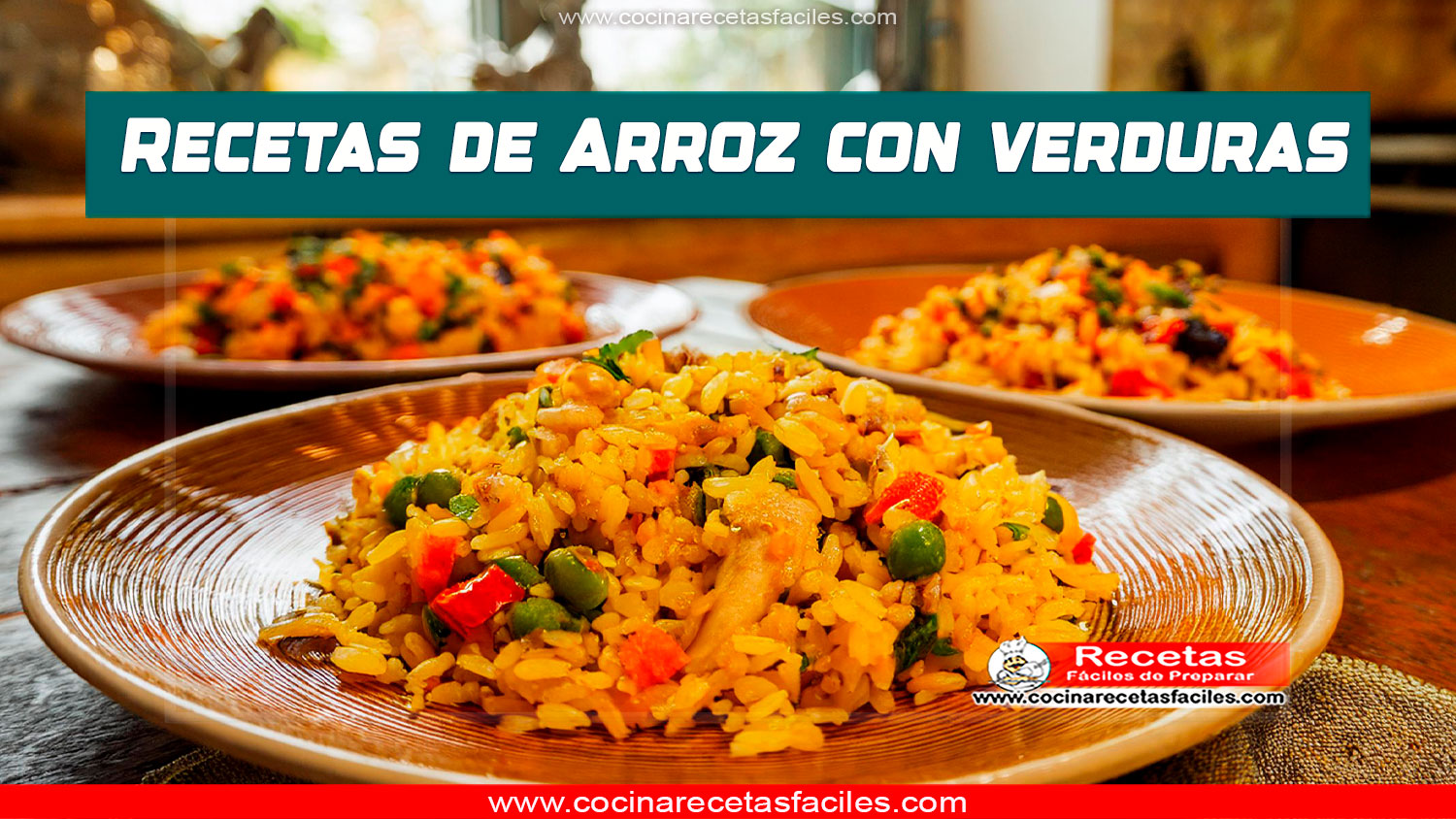  Platos de arroz con verduras y diferentes ingredientes como pollo, gambas y champiñones, servidos en una mesa rústica.